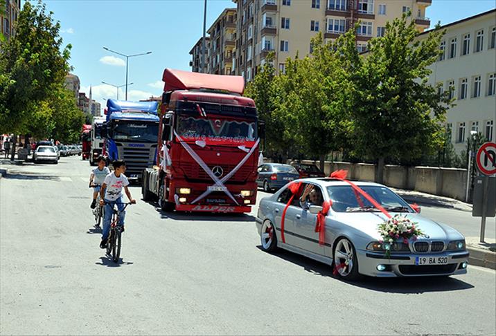 "Çekicili" düğün konvoyu