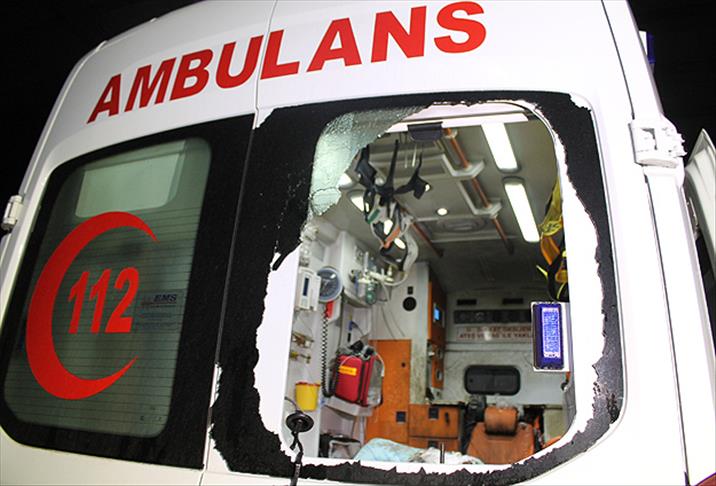 Bitlis'te park halindeki ambulansa saldırı