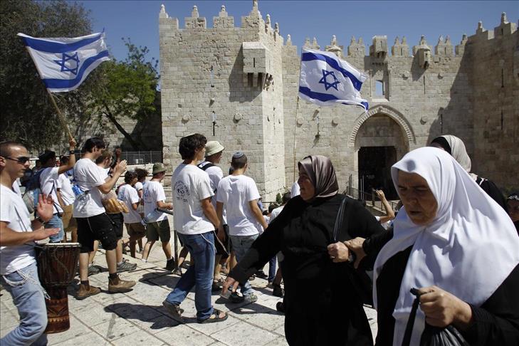 Jewish extremists raise Israeli flags outside Al-Aqsa
