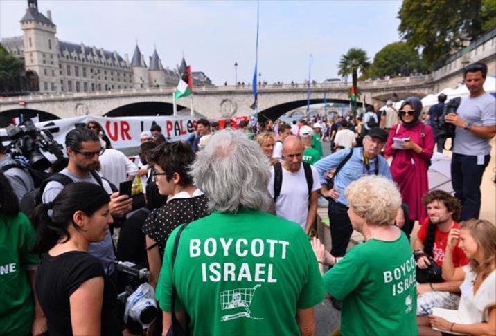 'Gaza beach' against 'Tel Aviv Sur Seine' in Paris