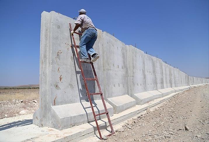 Construction d'un mur en béton à la frontière syrienne dans le Sud de la Turquie