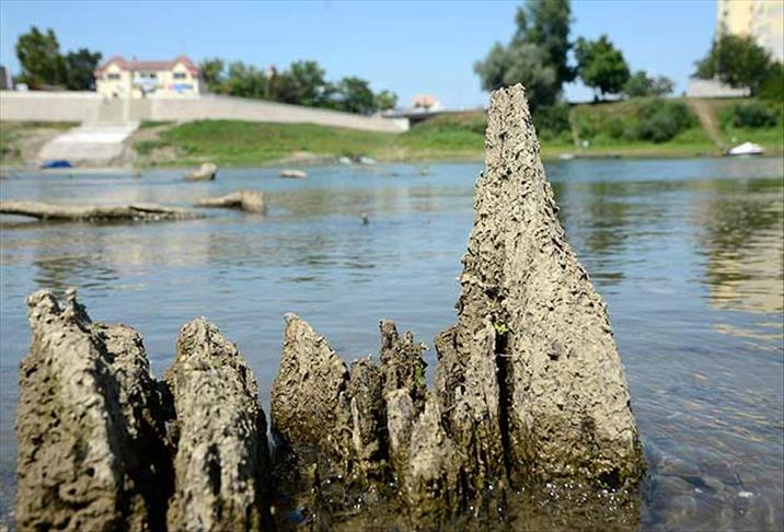 Sular çekilince Osmanlı'ya ait köprü kalıntıları bulundu