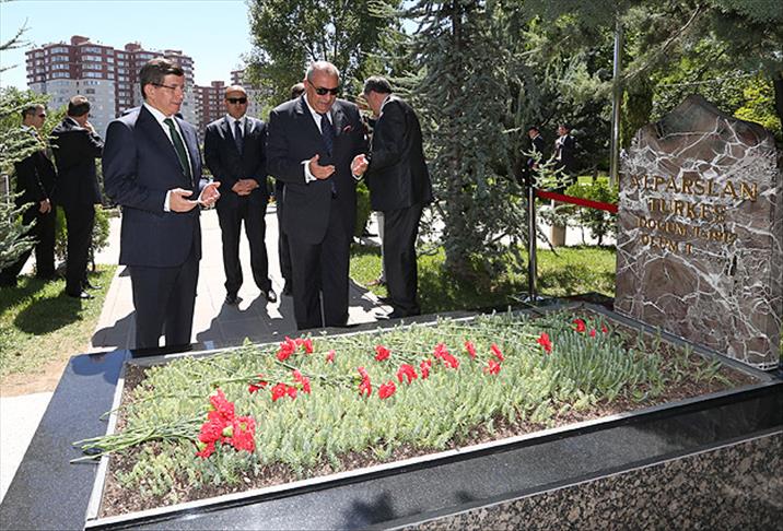 Davutoğlu Alparslan Türkeş'in mezarını ziyaret etti
