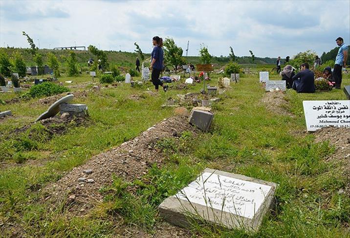 Danimarka'da Müslüman mezarlığına saldırıya tepki