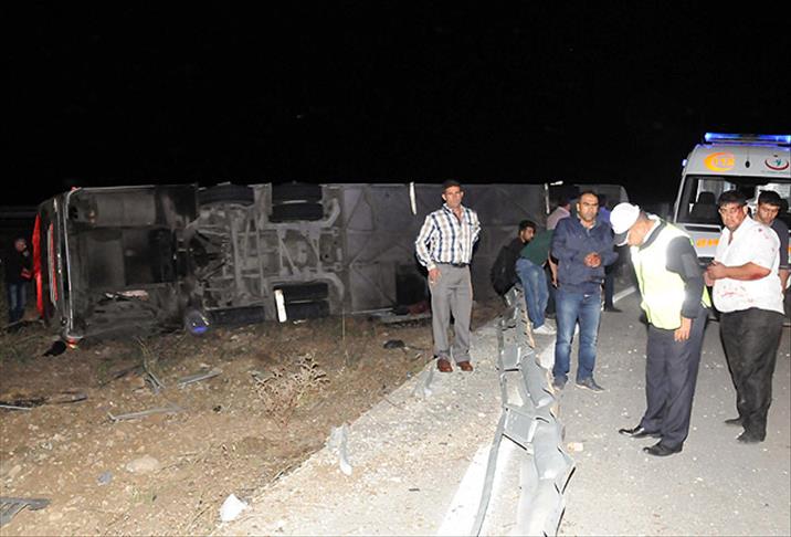 Erzurum'da yolcu otobüsü devrildi: 22 yaralı