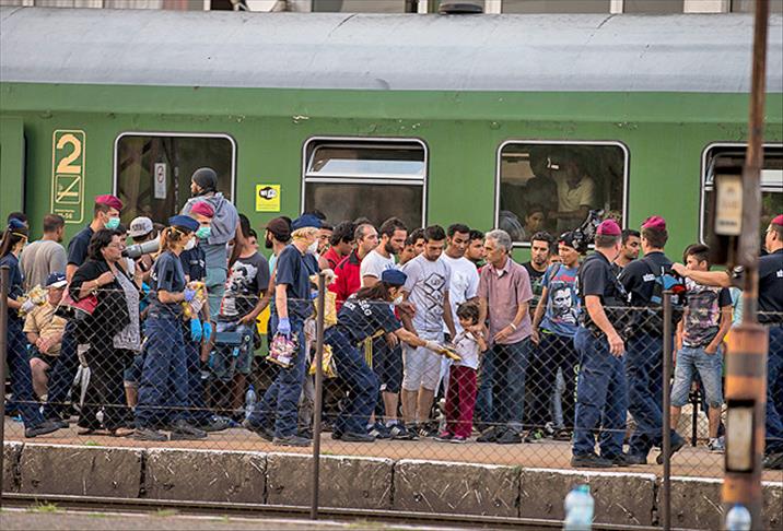 Göçmenler Bicske tren istasyonunda bekliyor