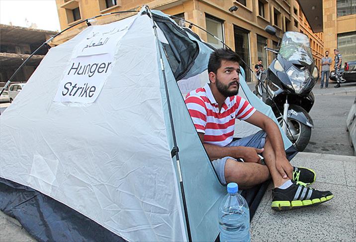 Lübnanlı aktivistten bakanlık önünde 'açlık grevi'
