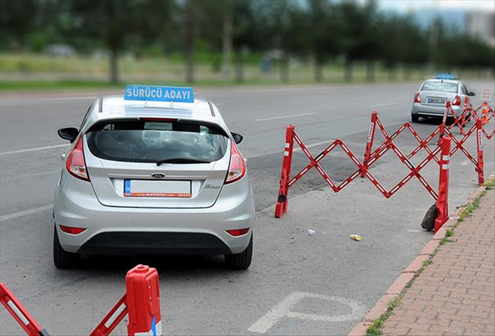 Başkalarının yerine ehliyet sınavına girmişler