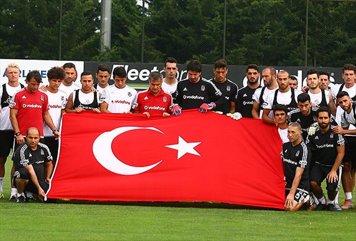 Beşiktaş'tan şehitlere saygı duruşu