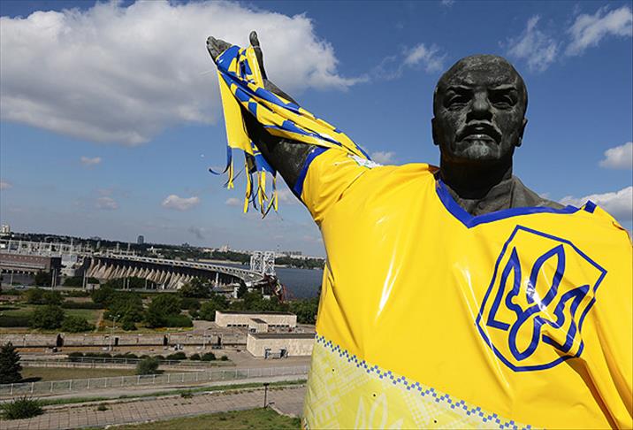 Ukrayna'da Lenin heykeline milli takım forması giydirildi
