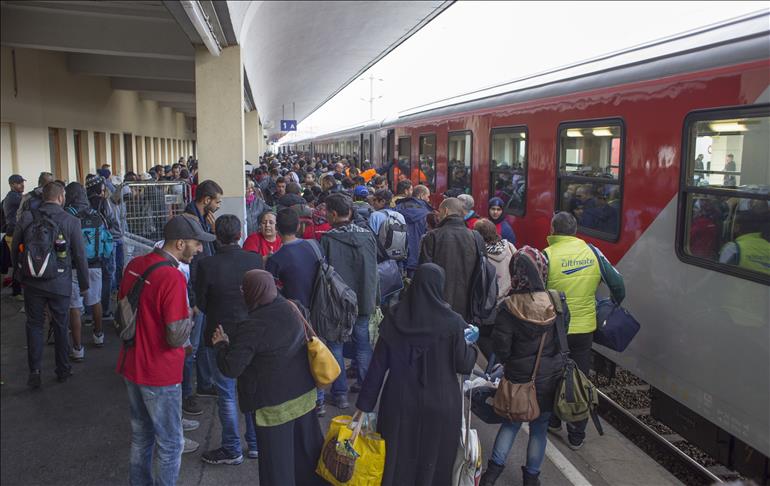 First group of refugees from Germany arrives in France