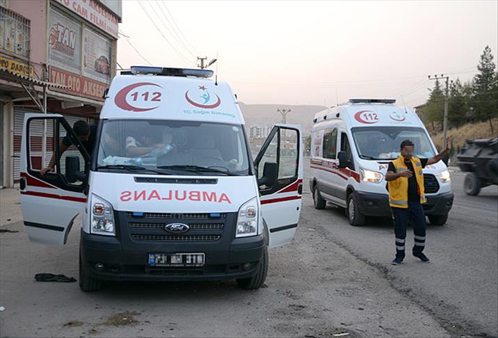 Cizre'de teröristler ambulans yağmaladı