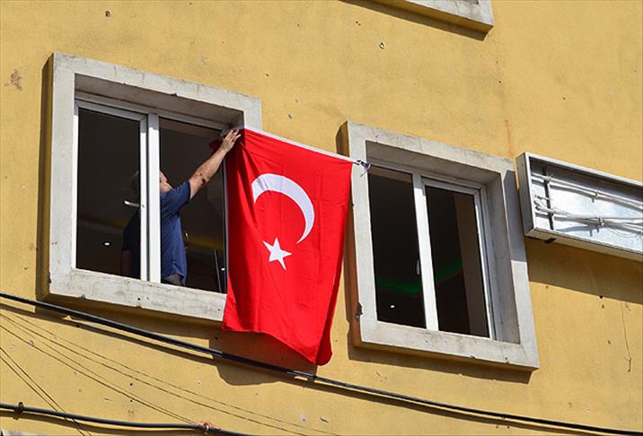 HDP'li yöneticiler il binasına Türk bayrağı astı