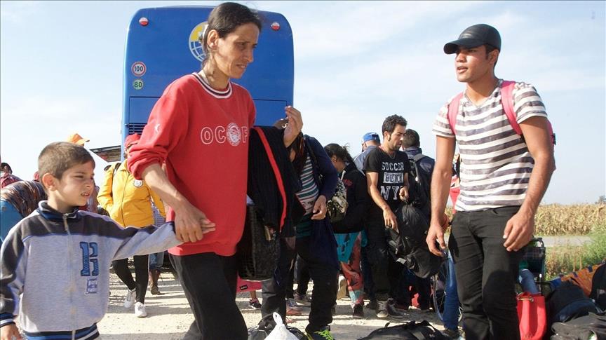 Refugees in Serbia begin rerouting to Croatia