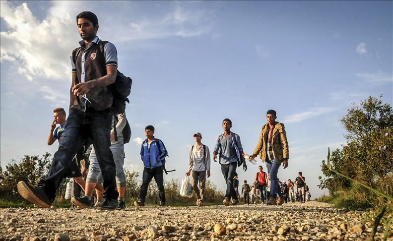 Refugees in Serbia begin rerouting to Croatia