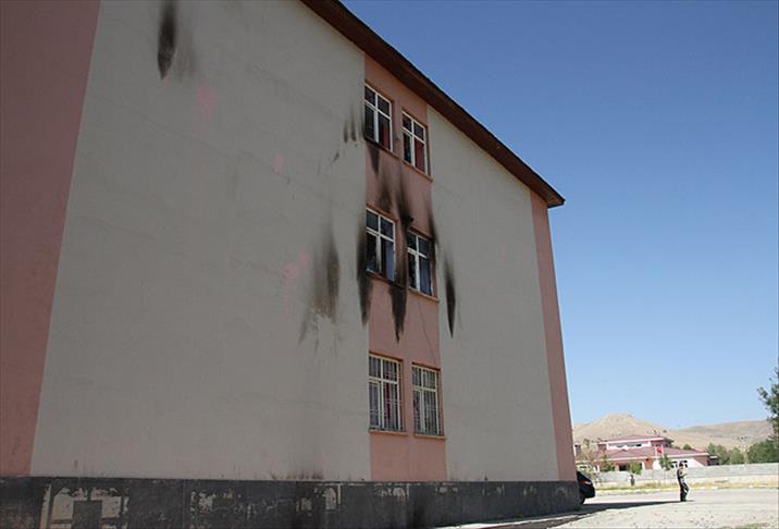 Van'da teröristler ilkokula saldırdı