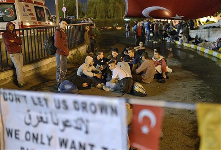 لاجئون سوريون يمضون الليلة في محطة الحافلات باسطنبول