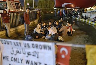 لاجئون سوريون يمضون الليلة في محطة الحافلات باسطنبول
