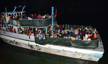 توقيف سفينة على متنها 260 لاجئ سوري قبالة شواطئ جنوبي تركيا