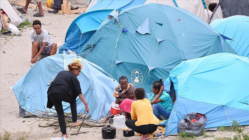 France: Police evacuate 2 refugee camps in Calais