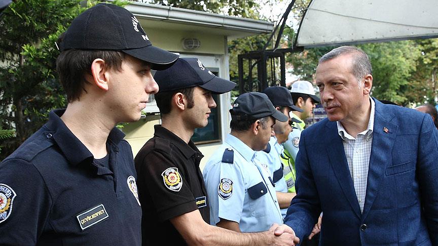 Erdoğan polislerle bayramlaştı
