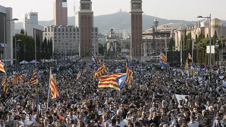 Barcelona'daki mitingde katılan yaklaşık 70 bin "Junts pel Si" sempatizanı Katalan "bağımsızlık" sloganı attı