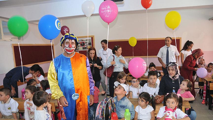 Öğrencileri için 'palyaço' oldu