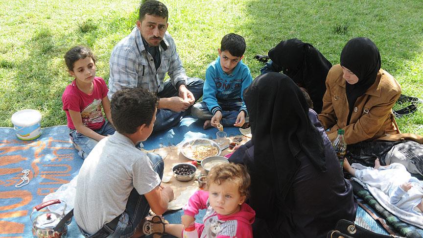 10 gündür cami avlusunda kalan Suriyeliler yardım bekliyor