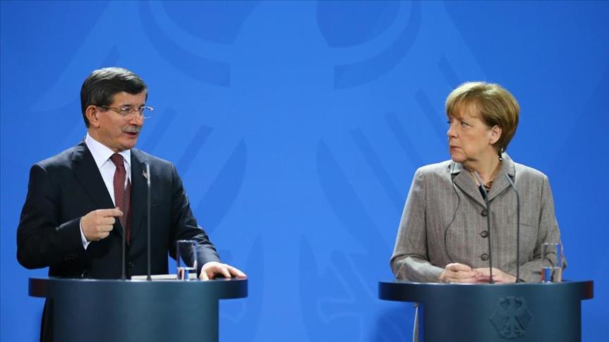 Turkish PM Davutoglu hails Merkel over refugee crisis