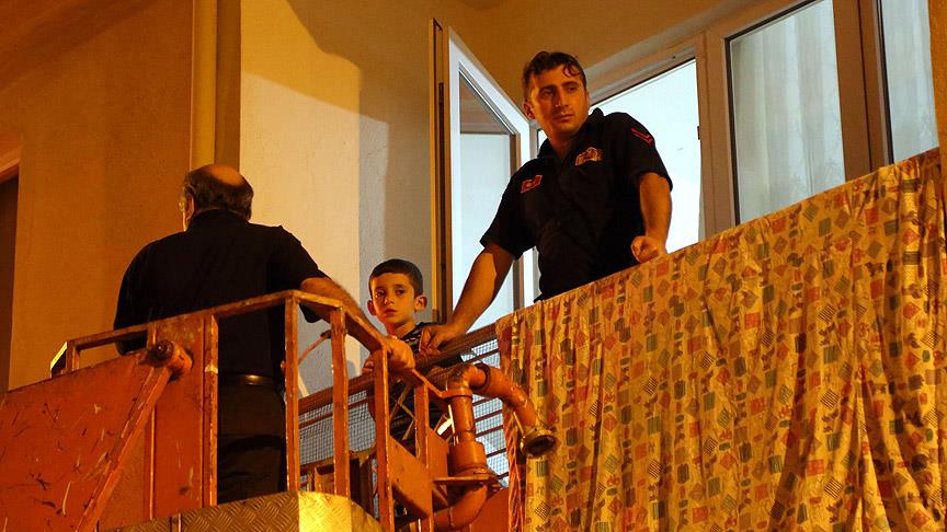 Evde kilitli bırakılan çocukları itfaiye kurtardı