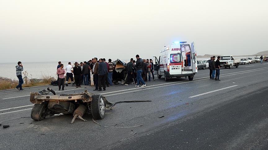 Ankara ve Bitlis'te trafik kazası: 3 ölü 21 yaralı