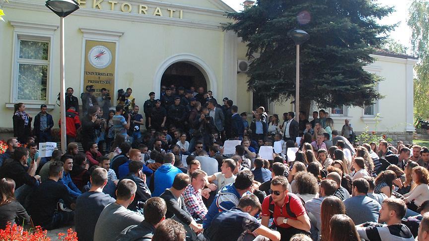 Kosova'da öğrenciler protesto düzenledi