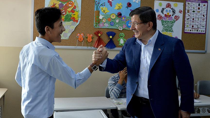 Başbakan Davutoğlu öğrenim gördüğü ilkokulu ziyaret etti