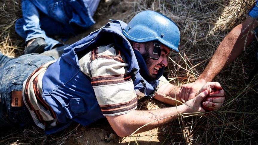 إصابة مصور "الأناضول" خلال تغطية مواجهات مع الجنود الإسرائيليين شرقي غزة