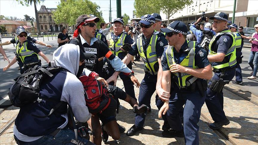 Australia police stop anti-Islam rally becoming violent