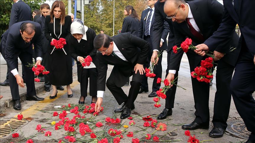 ادای احترام نخست‌وزیر ترکیه به قربانیان حادثه تروریستی آنکارا در محل وقوع آن