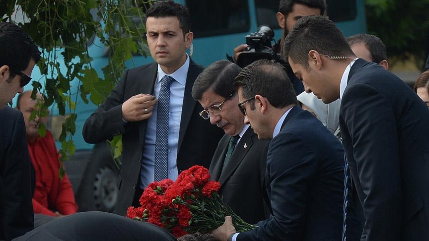 Başbakan Davutoğlu Ankara Garı önüne karanfil bıraktı