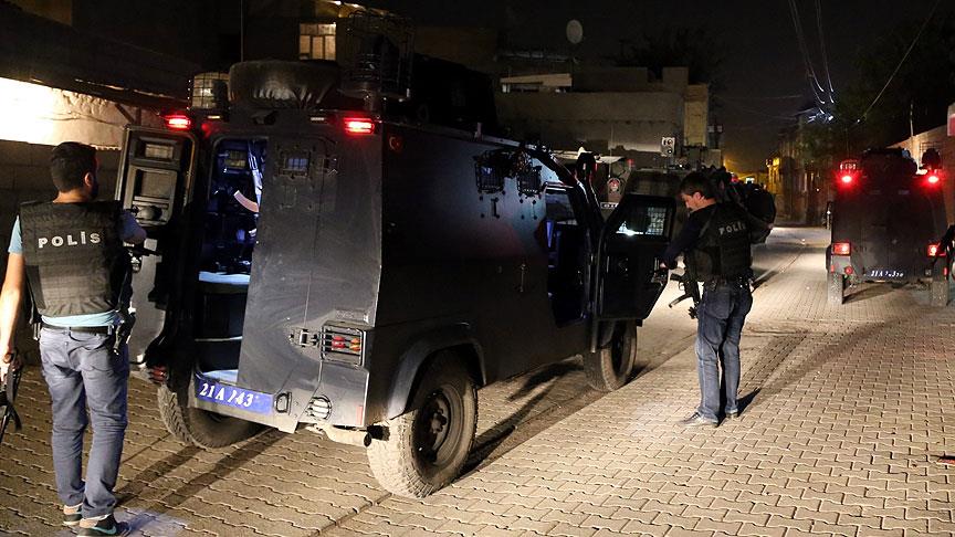 Diyarbakır'da bir polis el yapımı patlayıcı atılması sonucu yaralandı