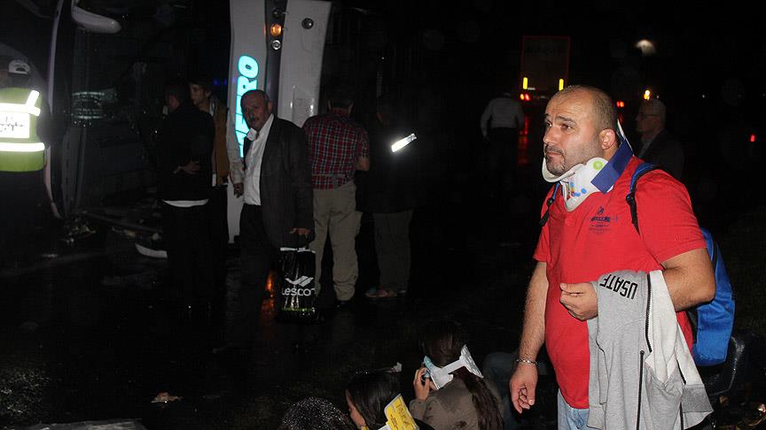 Sakarya TEM otoyolunda yolcu otobüsü devrildi: 20 yaralı
