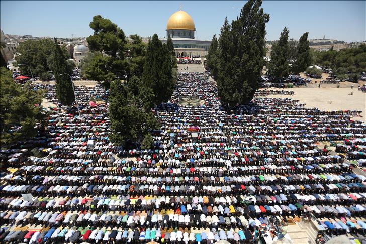 Plus de 25 mille personnes font la prière du Vendredi à la Mosquée al-Aqsa
