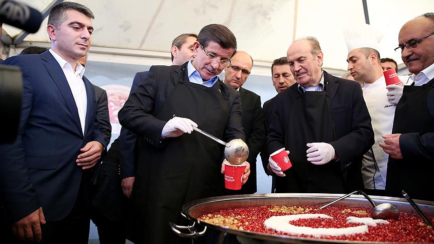Davutoğlu vatandaşlara aşure ikram etti