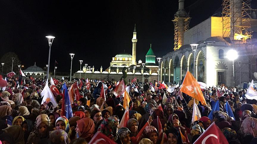 Konya'da vatandaşlar Başbakan Davutoğlu'nu bekliyor