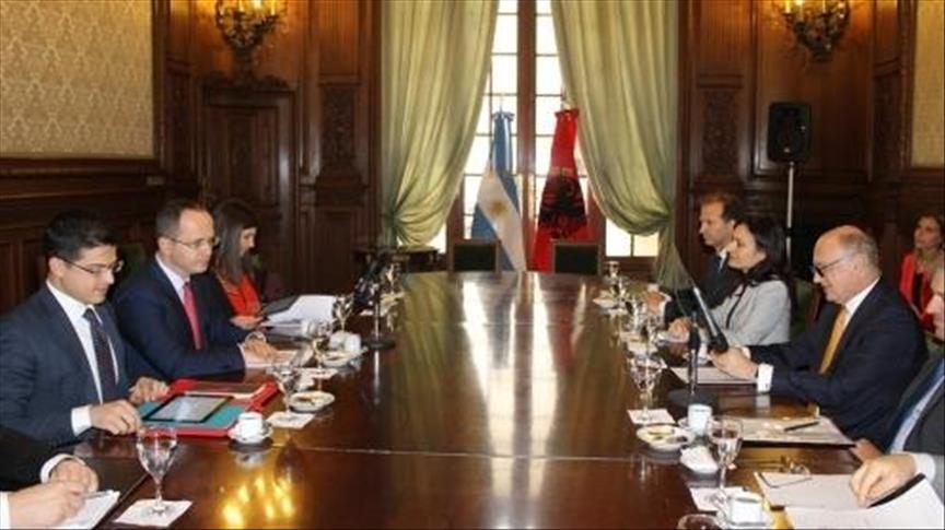 Ministri Bushati vizitë në Argjentinë, takime me diasporën shqiptare