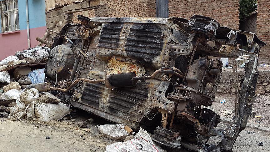 Hakkari'de teröristler köye ekmek götüren aracı yaktı