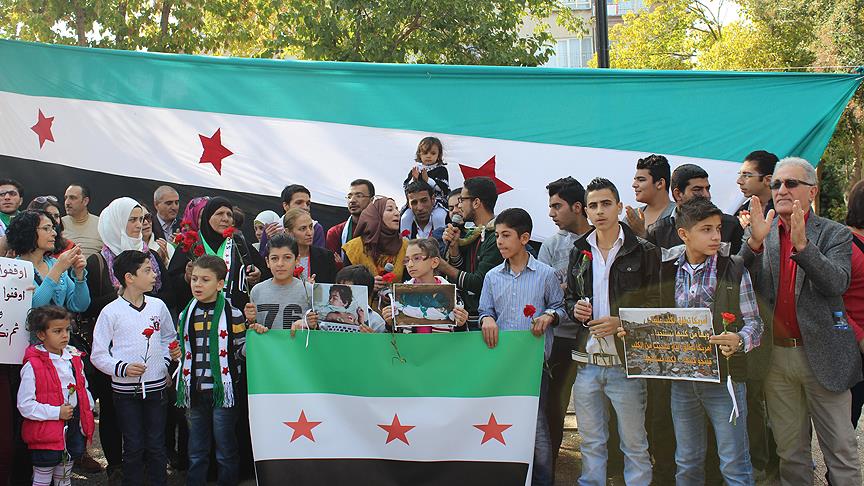 Suriyeliler, Rusya'nın Suriye'ye yönelik saldırılarını protesto etti
