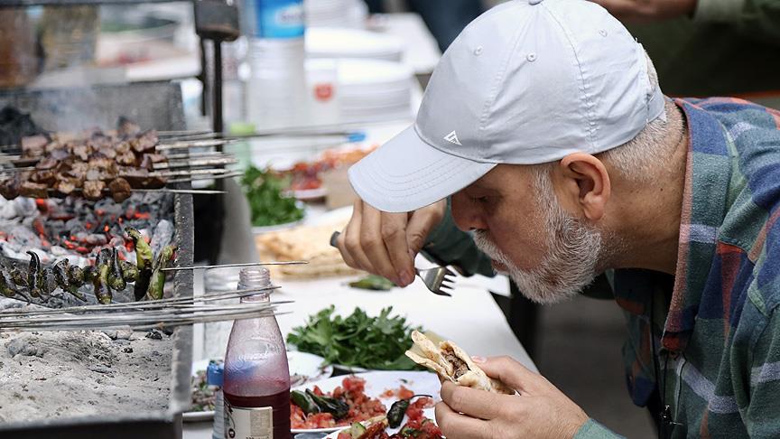 Adana'da gün ağarırken ciğer kebabıyla kahvaltı geleneği 100 yıldır sürüyor