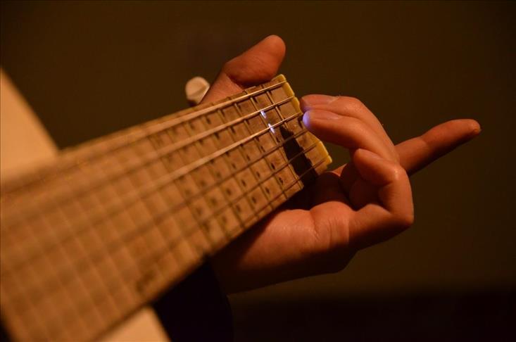 Une guitare de John Lennon vendue pour 2,4 millions de dollars