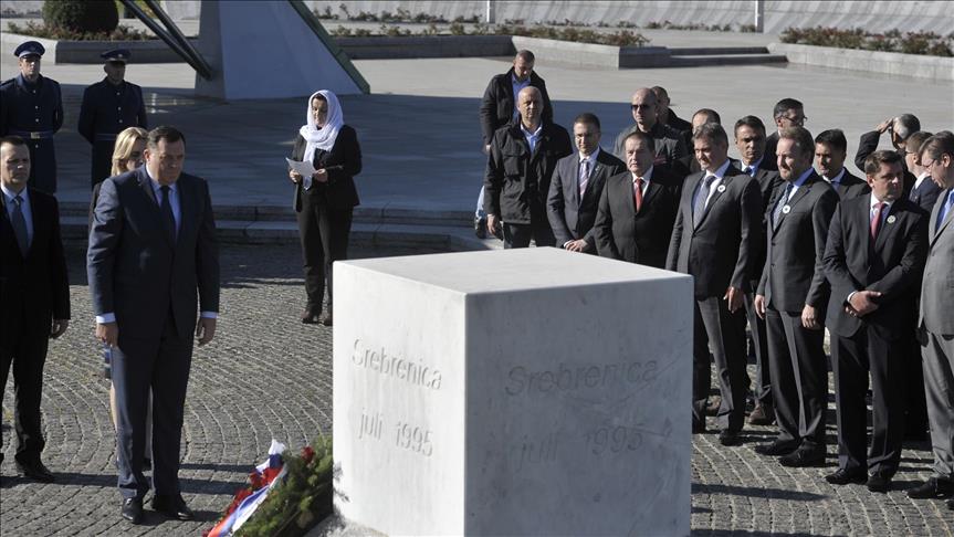 Vučić, Dodik i Cvijanović položili cvijeće u Memorijalnom centru Potočari