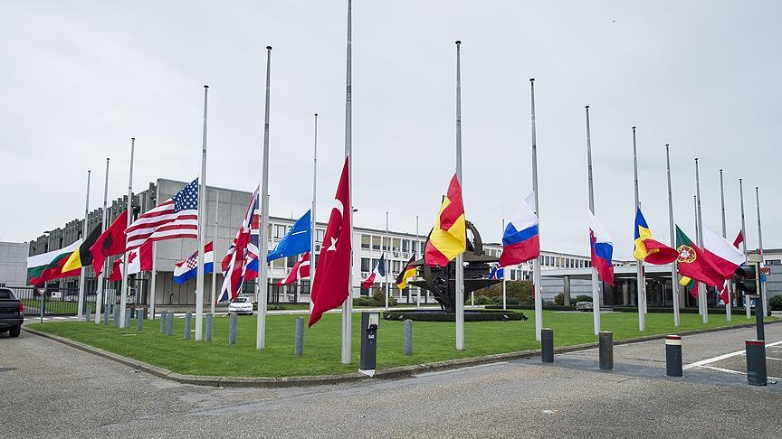 NATO, AB Komisyonu ve Avrupa Parlamentosu'nda bayraklar yarıya indi
