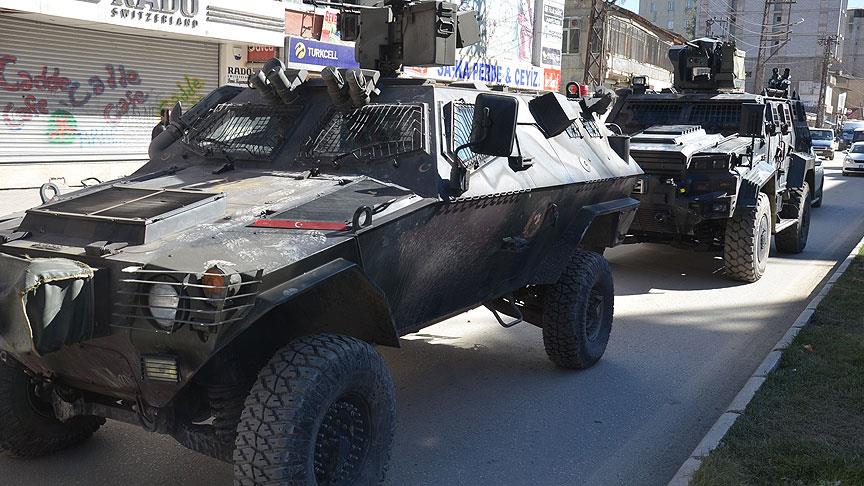 Hakkari'de bir terörist silahıyla yakalandı